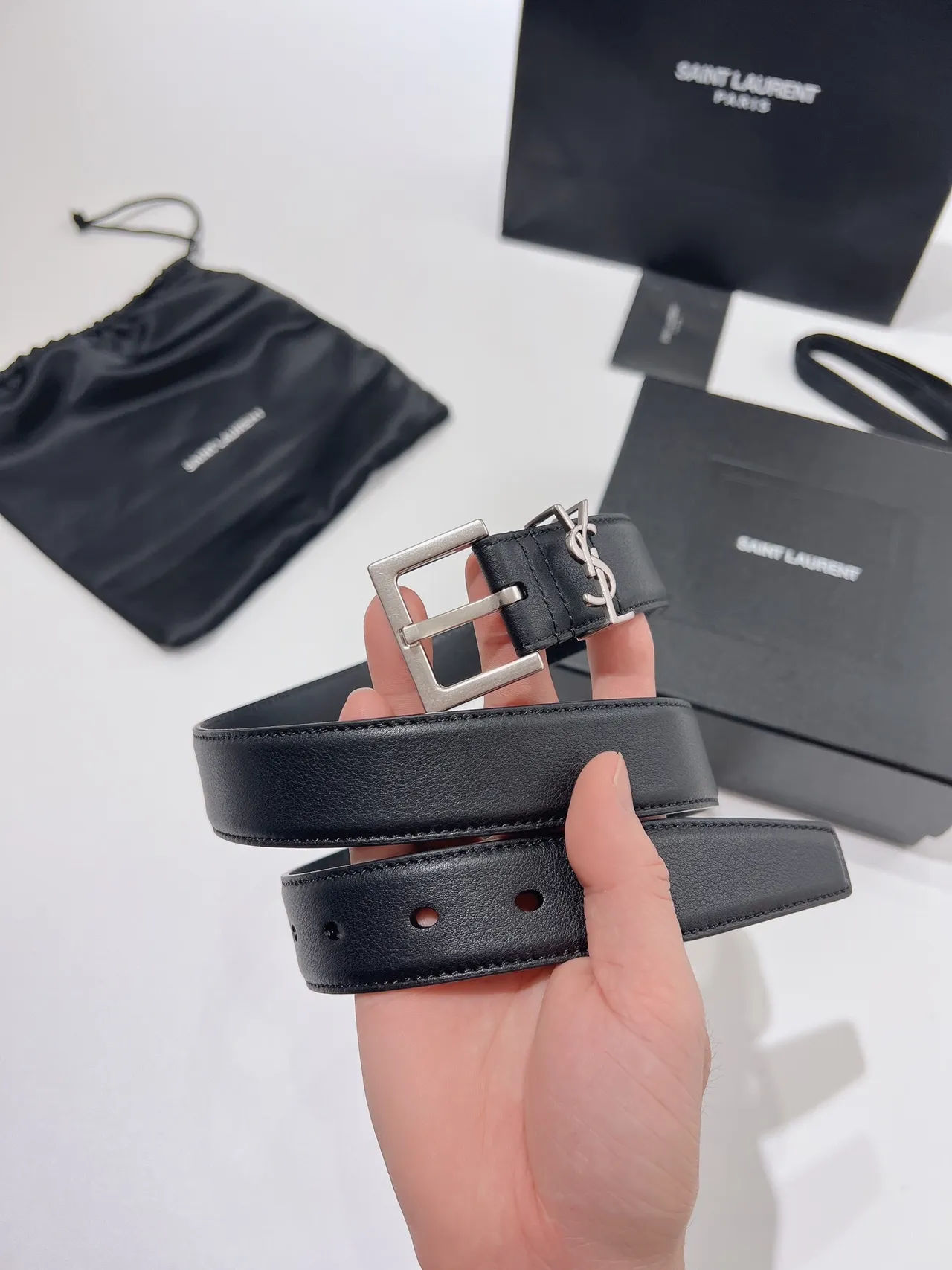 Saint Laurent Monogram Belt काली चमड़े की बेल्ट 2