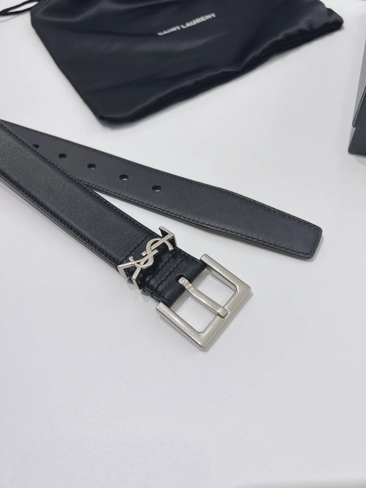 Saint Laurent Monogram Belt काली चमड़े की बेल्ट 5