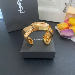 Saint Laurent स्कल्प्चरल डबल लूप पॉलिश्ड गोल्ड ओपन कफ ब्रेसलेट