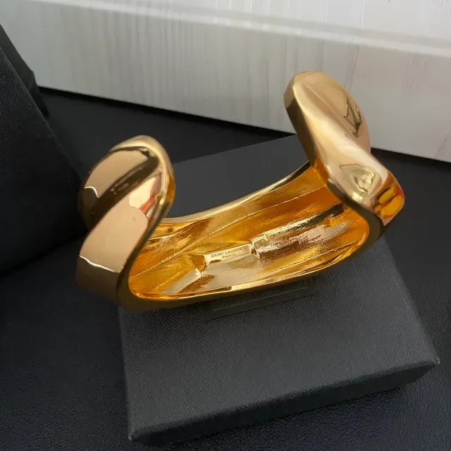 Saint Laurent 雕塑式双环 抛光金 开放式手镯 4