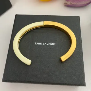 Saint Laurent दो टोन एनामेल और गोल्ड टोन C-आकार का बैंगल ब्रेसलेट