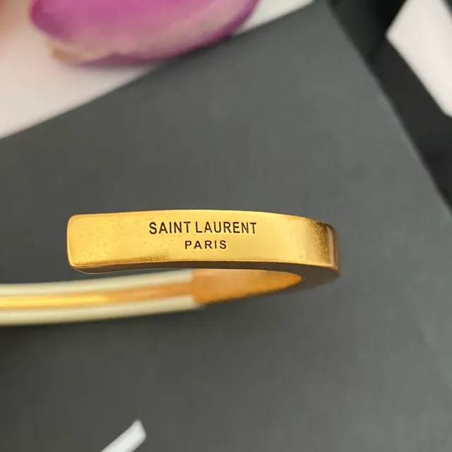 Saint Laurent দুই টোন এনামেল এবং গোল্ড টোন সি আকারের ব্যাঙ্গল ব্রেসলেট 4