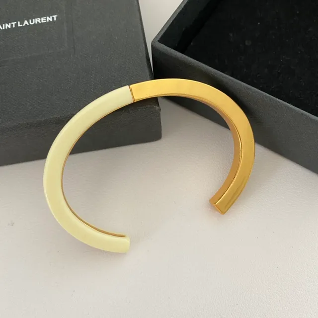 Saint Laurent দুই টোন এনামেল এবং গোল্ড টোন সি আকারের ব্যাঙ্গল ব্রেসলেট 9