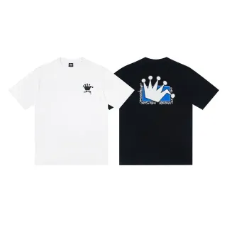 Camiseta Stussy branca e preta estampa gráfica motivo coroa