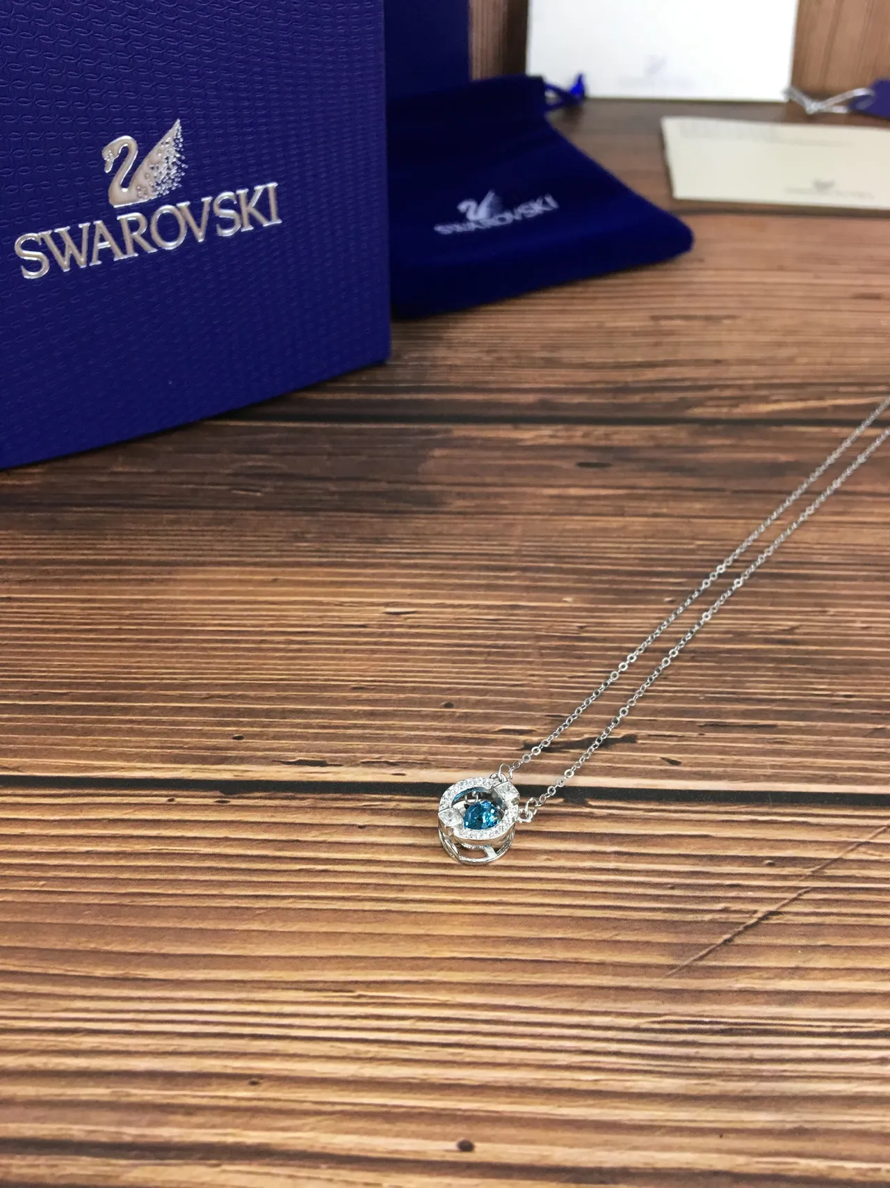 Swarovski Collier pendentif cristal bleu rond avec halo 2