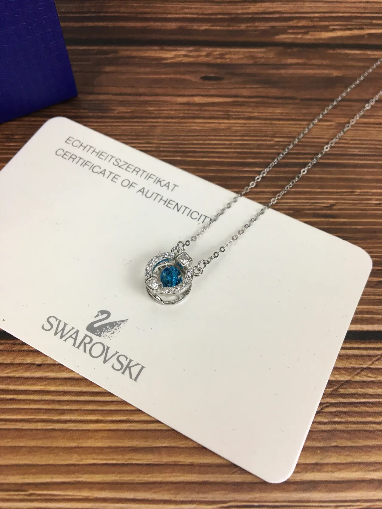 Swarovski Collier pendentif cristal bleu rond avec halo 5