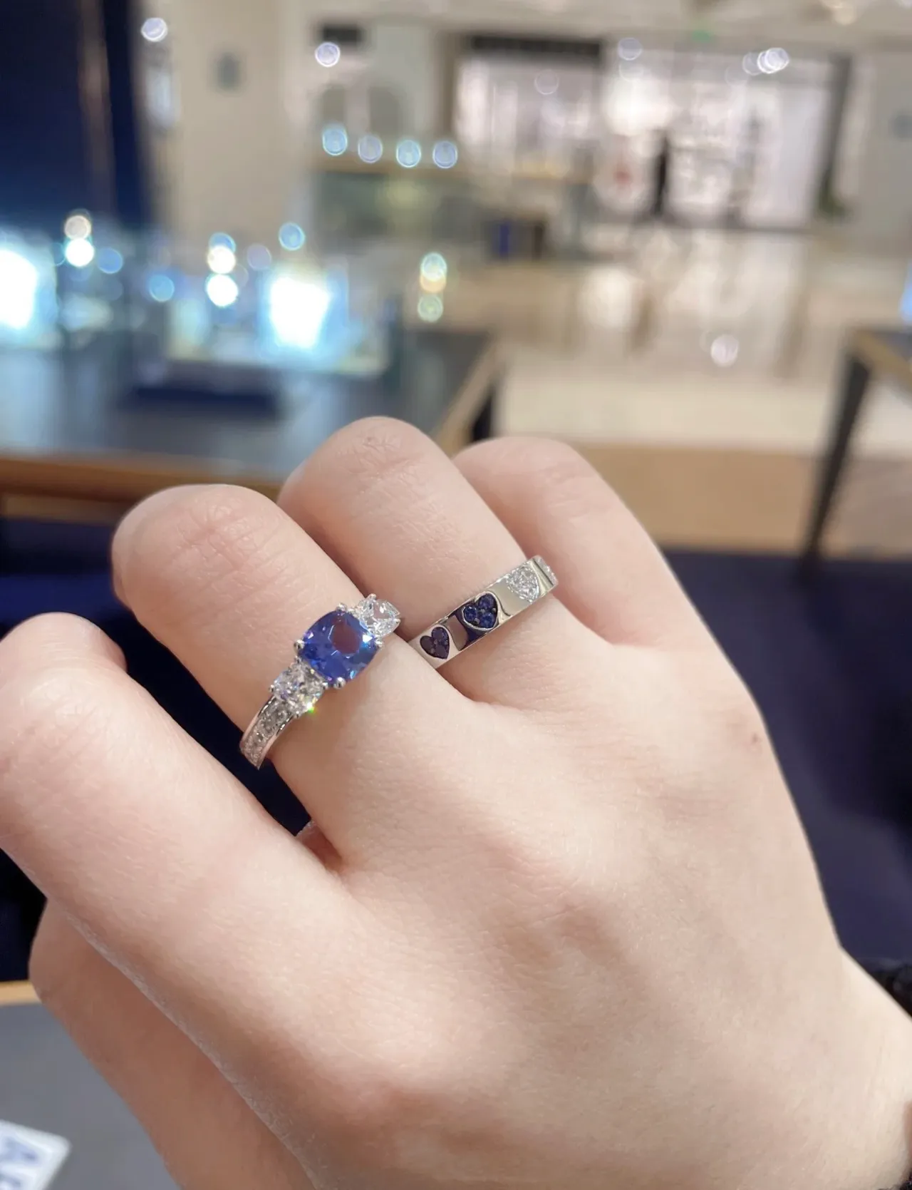 Tiffany & Co. Bague centrale ovale à trois pierres bleu blanc 2