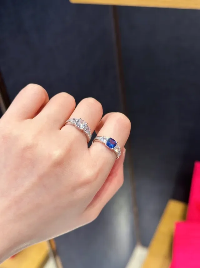 Tiffany & Co. Bague centrale ovale à trois pierres bleu blanc 3