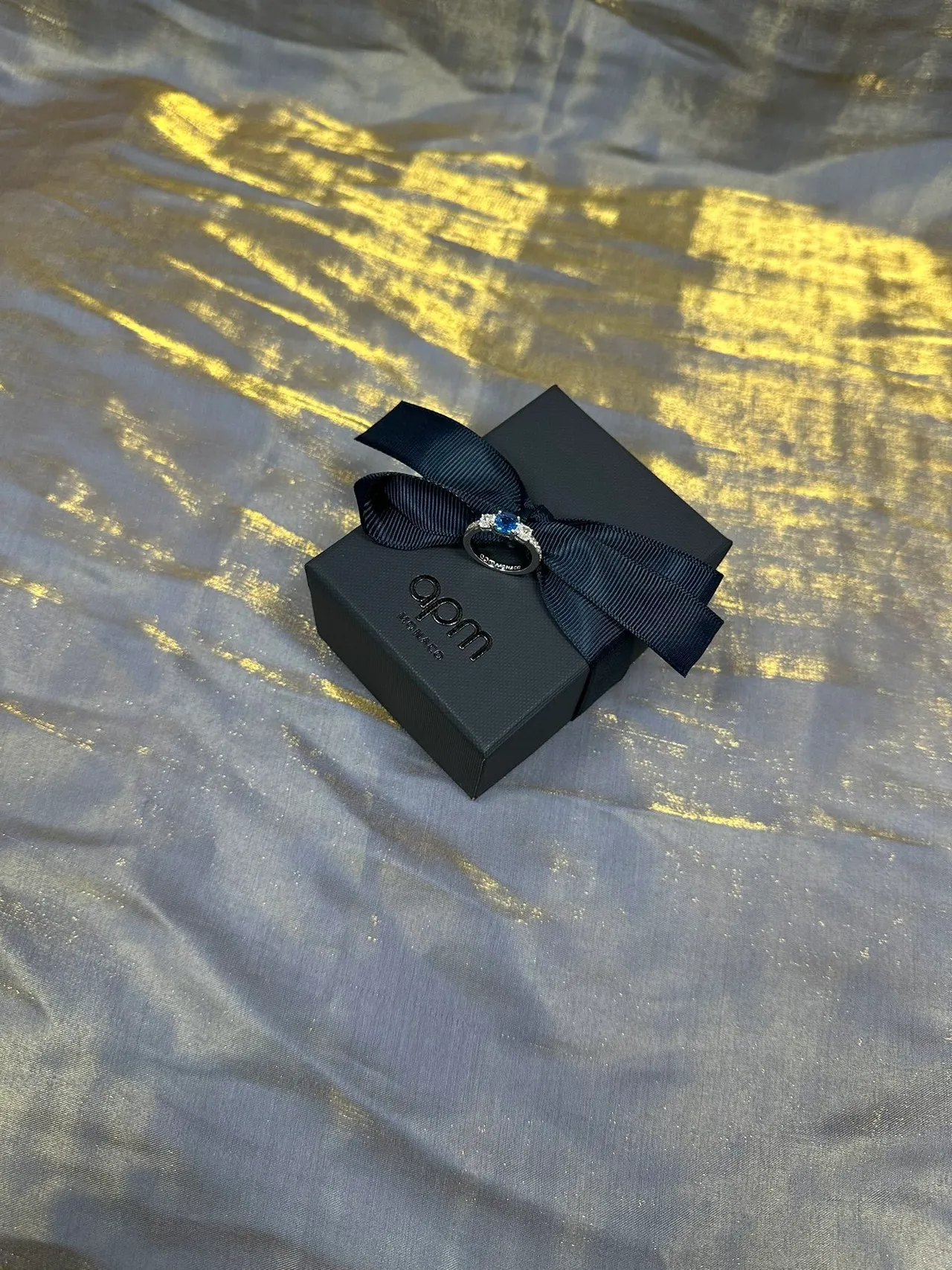 Tiffany & Co. Bague centrale ovale à trois pierres bleu blanc 4