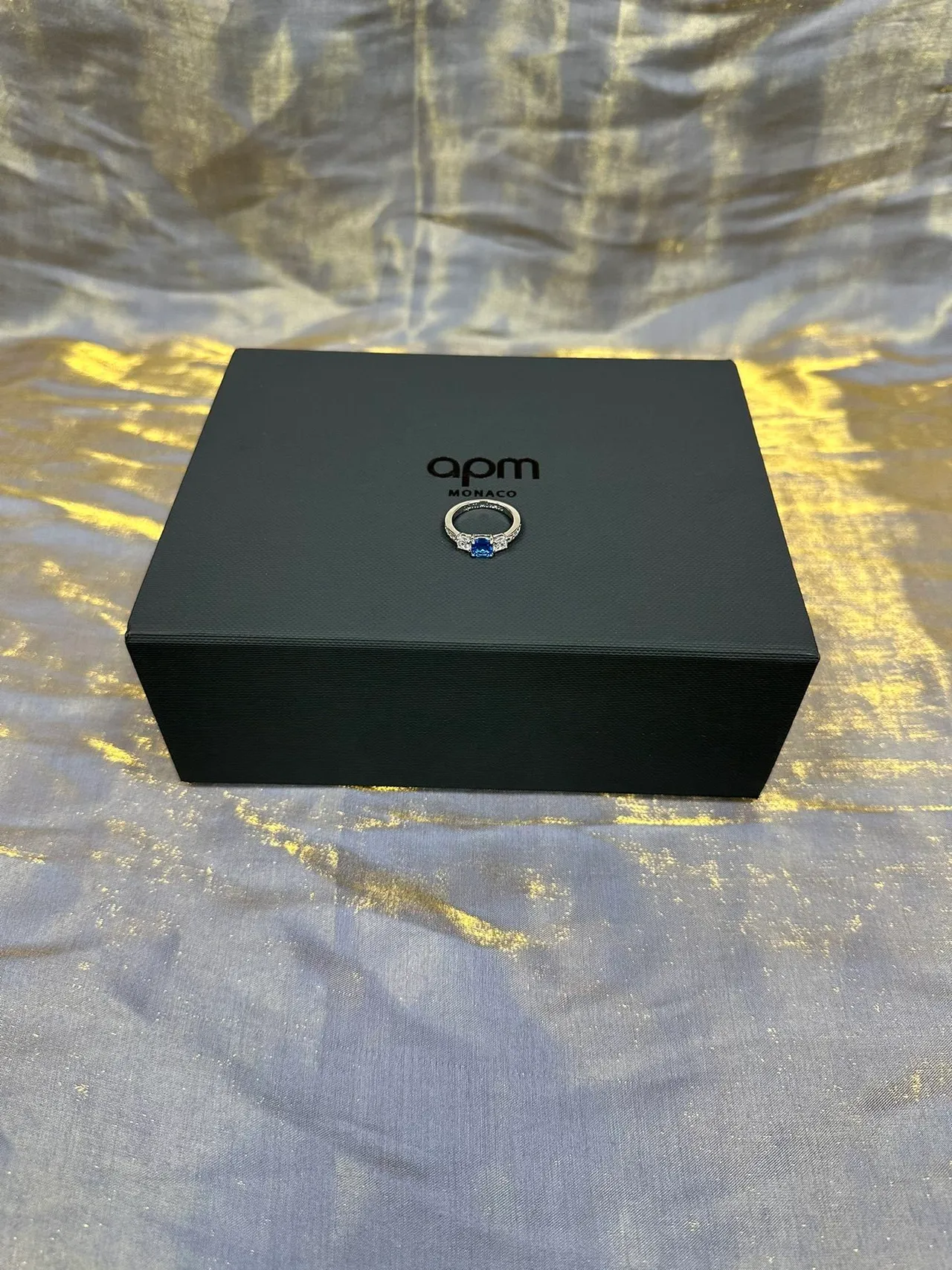 Tiffany & Co. Bague centrale ovale à trois pierres bleu blanc 5