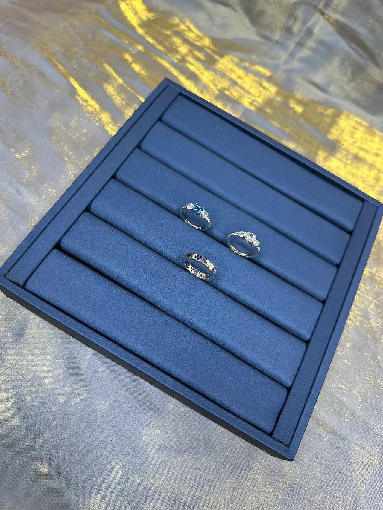 Tiffany & Co. Bague centrale ovale à trois pierres bleu blanc 6