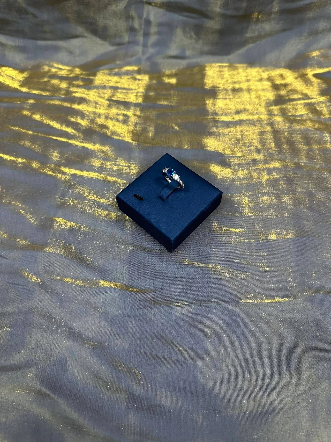 Tiffany & Co. Bague centrale ovale à trois pierres bleu blanc 8