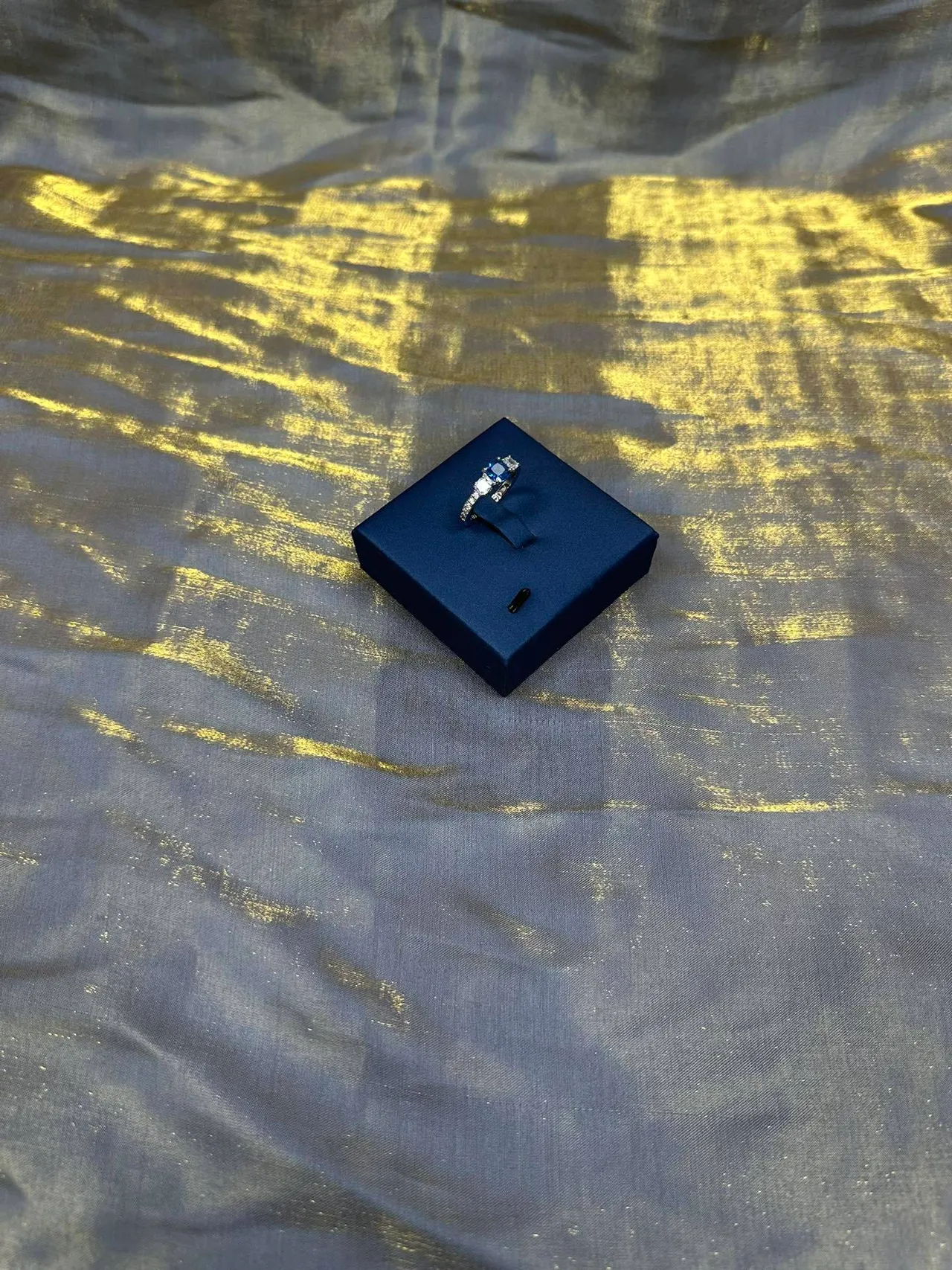 Tiffany & Co. Bague centrale ovale à trois pierres bleu blanc 9