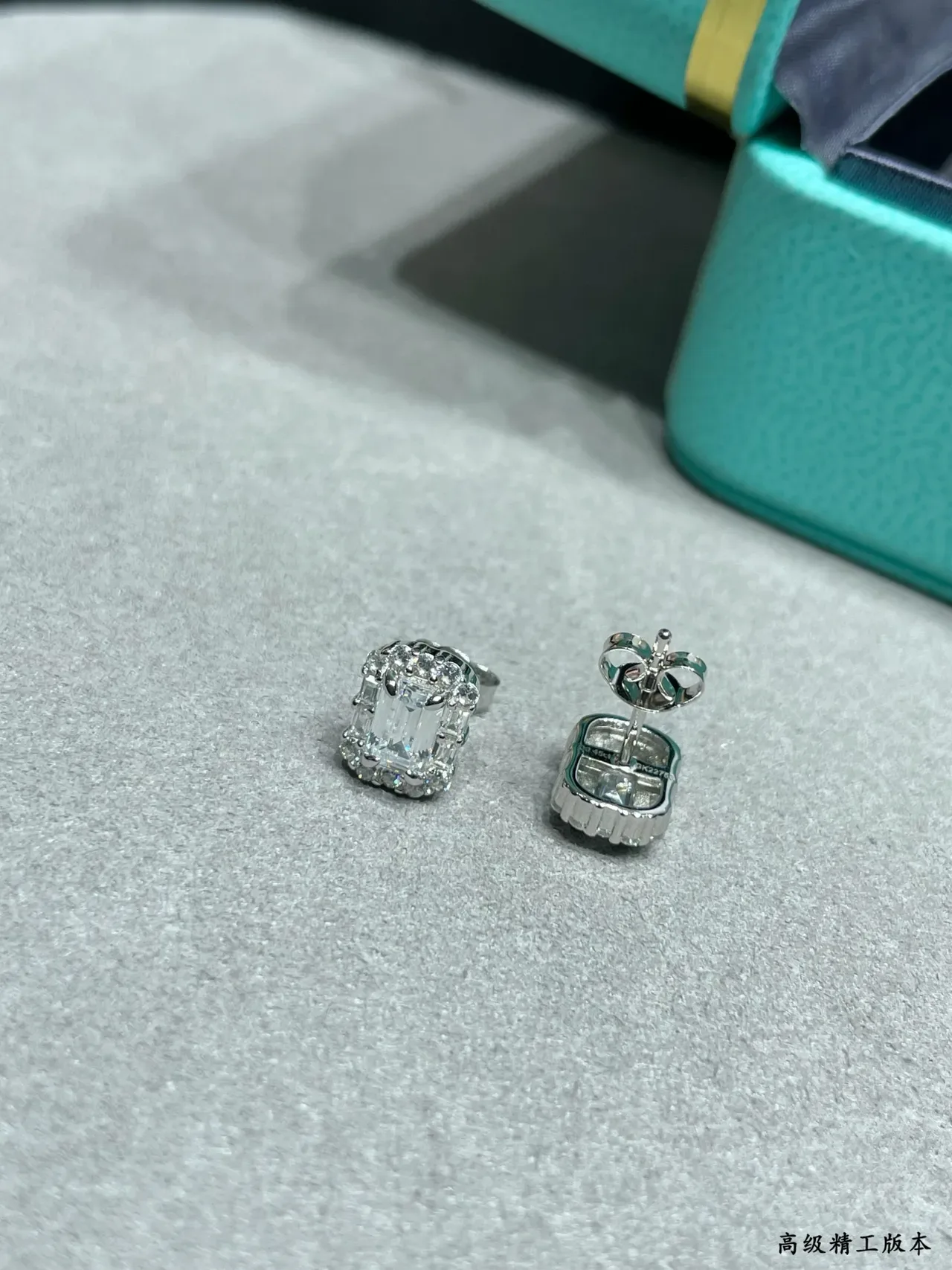 Tiffany & Co. इमरल्ड-कट हेलो स्टड ईयररिंग्स 3