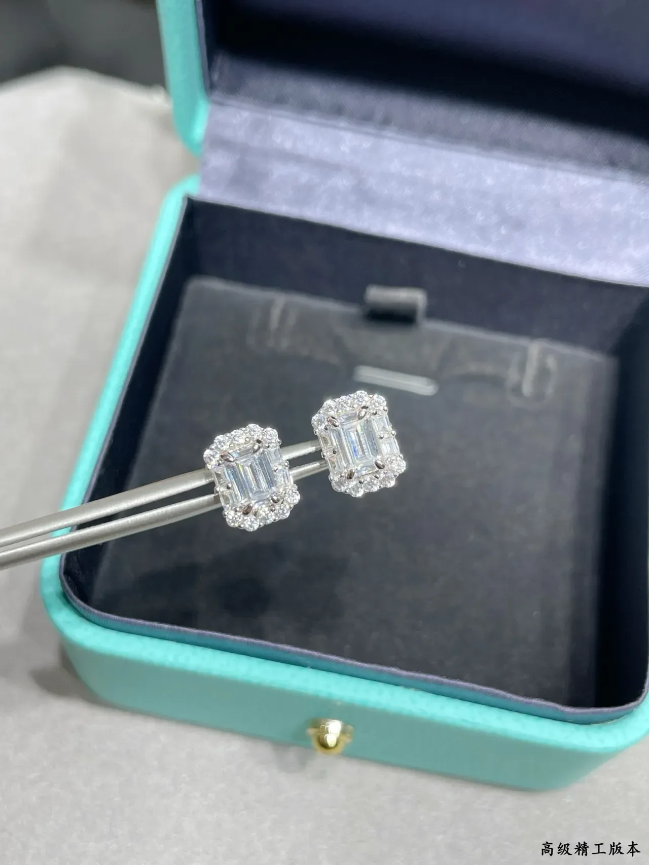 Tiffany & Co. इमरल्ड-कट हेलो स्टड ईयररिंग्स 4