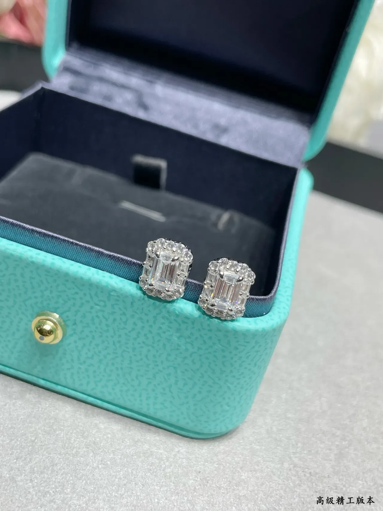 Tiffany & Co. इमरल्ड-कट हेलो स्टड ईयररिंग्स 5