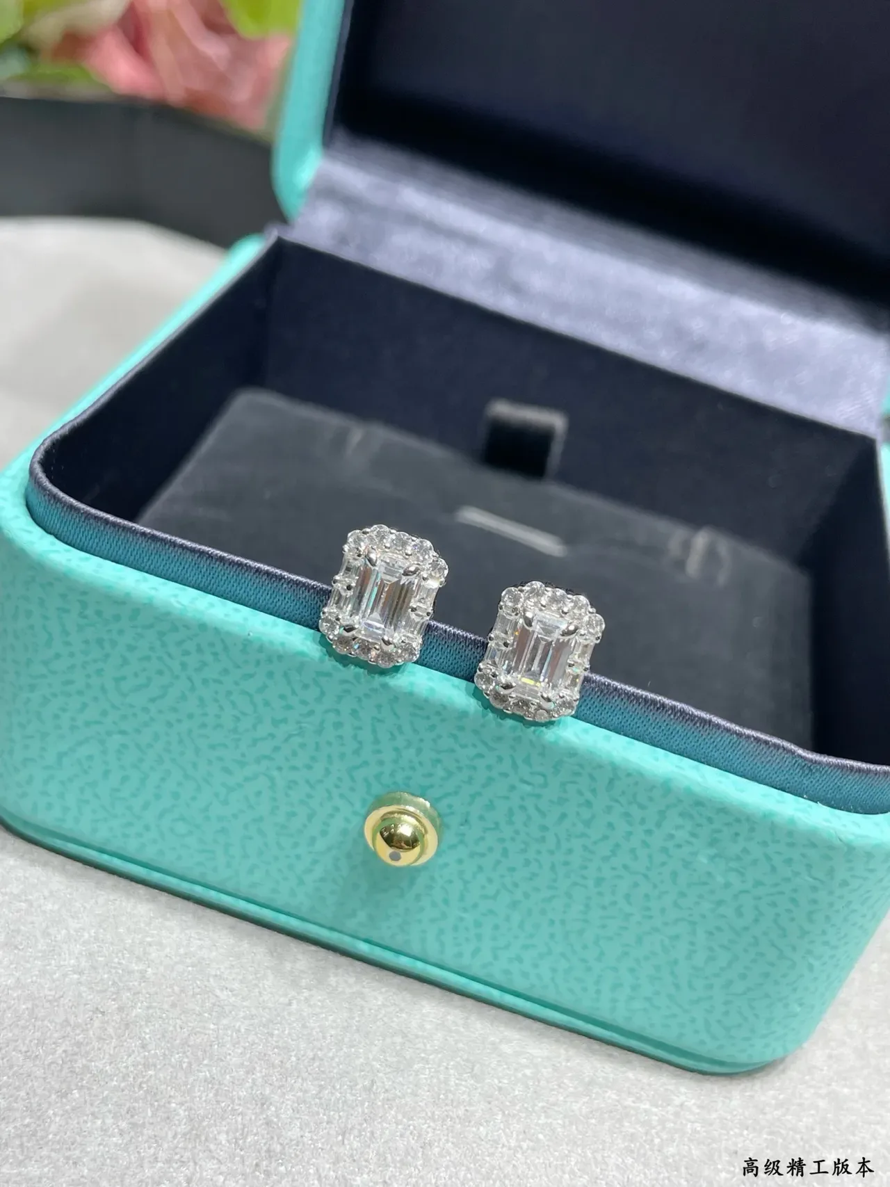 Tiffany & Co. इमरल्ड-कट हेलो स्टड ईयररिंग्स 6