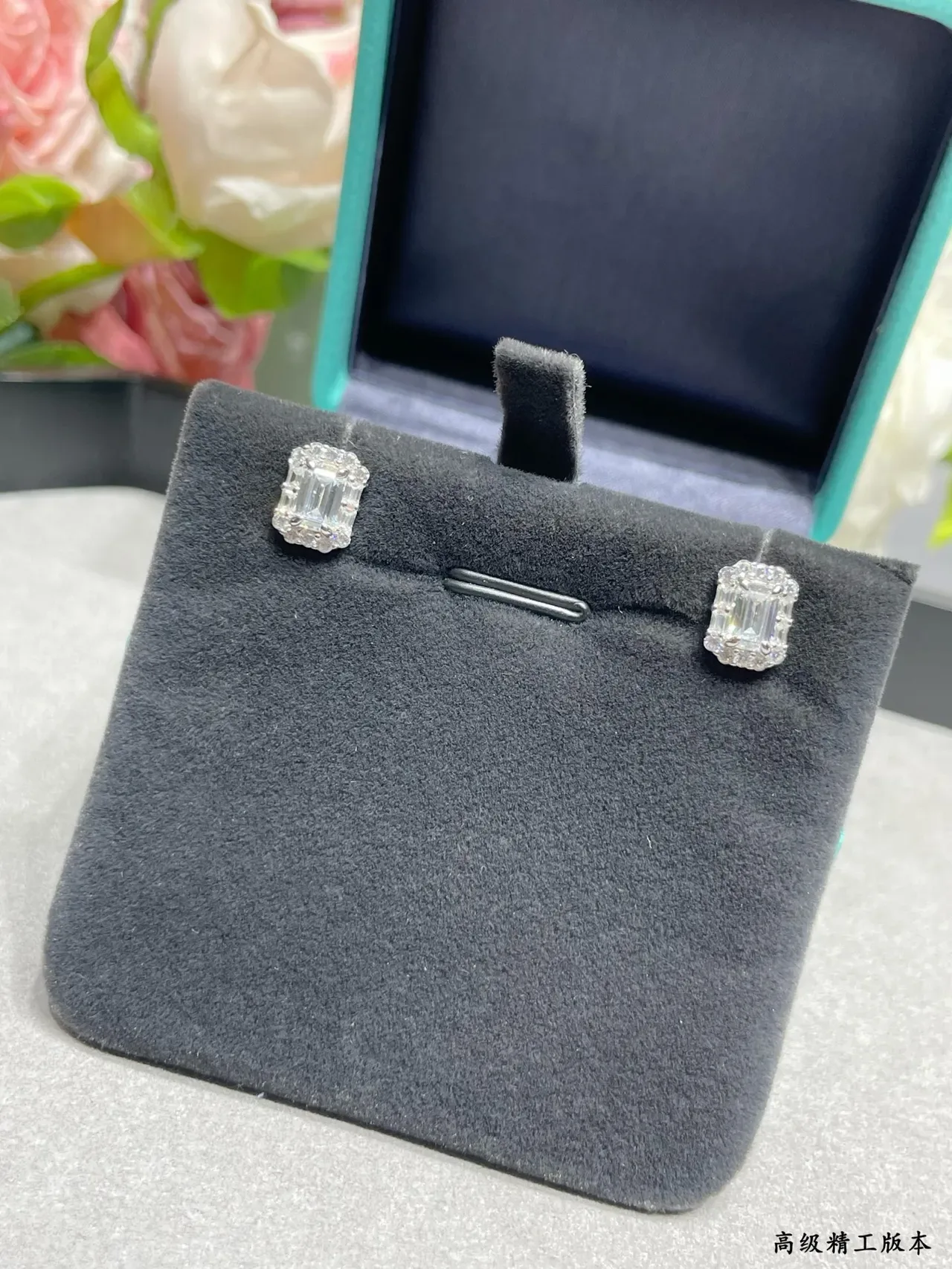 Tiffany & Co. इमरल्ड-कट हेलो स्टड ईयररिंग्स 7