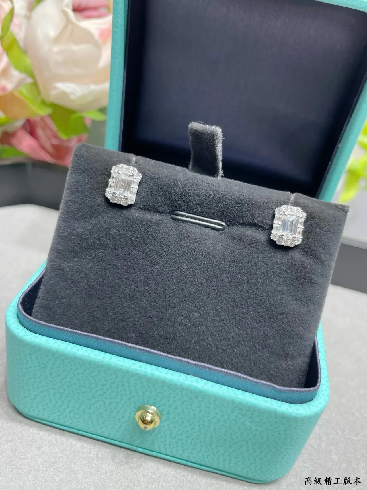 Tiffany & Co. इमरल्ड-कट हेलो स्टड ईयररिंग्स 8