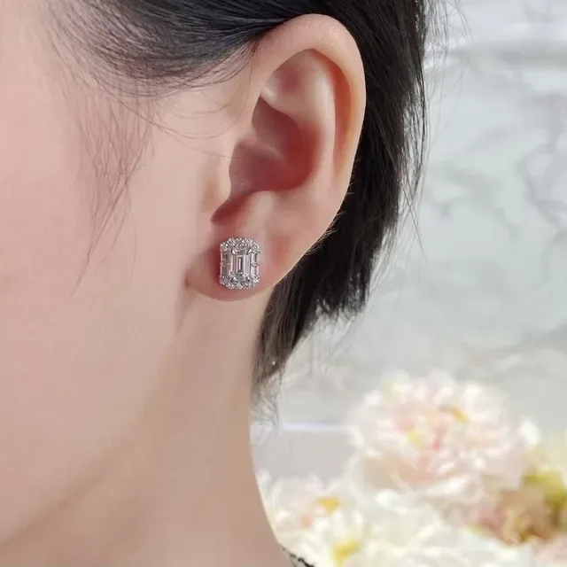 Tiffany & Co. इमरल्ड-कट हेलो स्टड ईयररिंग्स 9