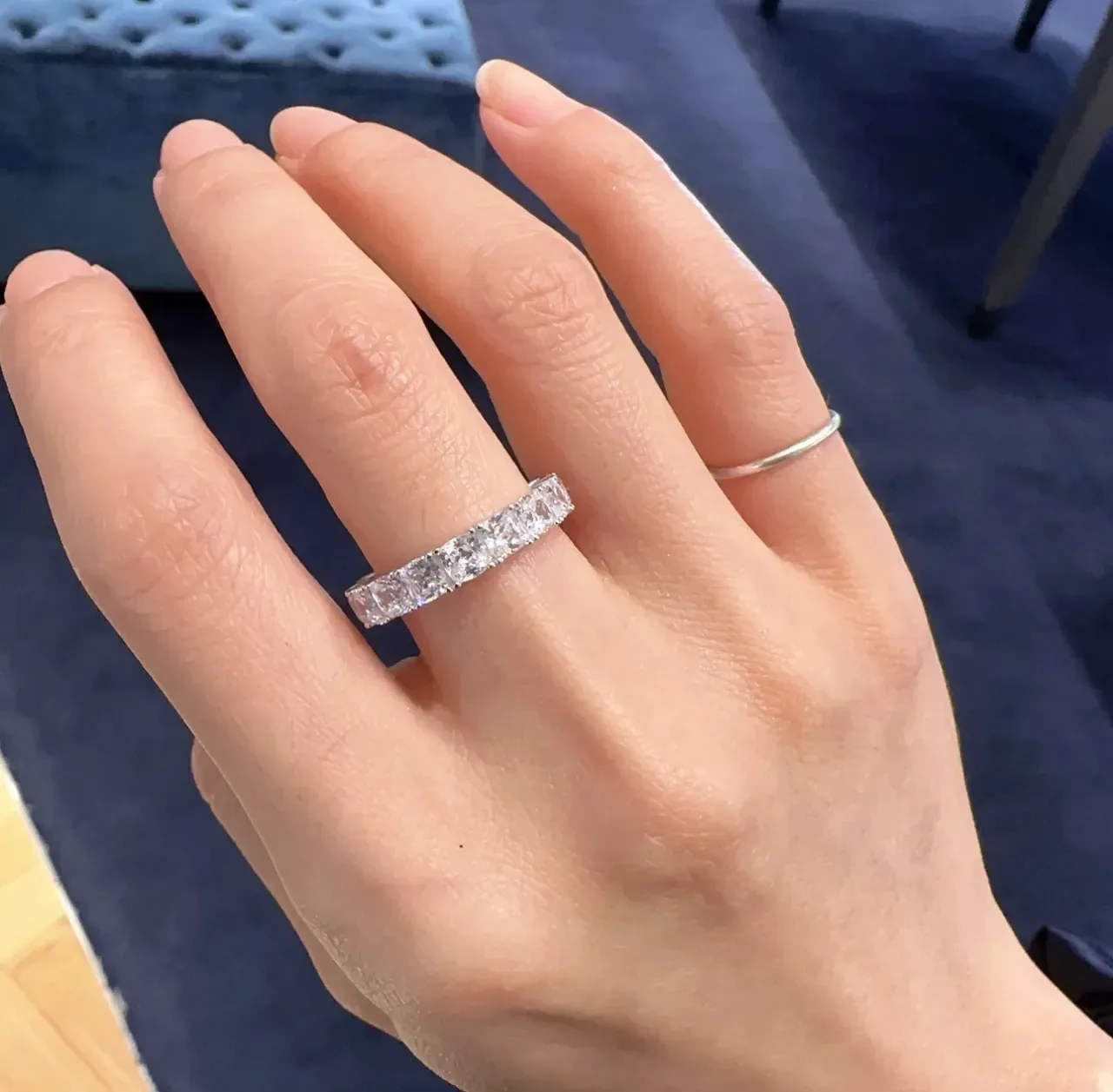 Tiffany & Co. এটারনিটি রিং নেভি সিলভার ব্যান্ড শেয়ার্ড-প্রং সেটিং 3