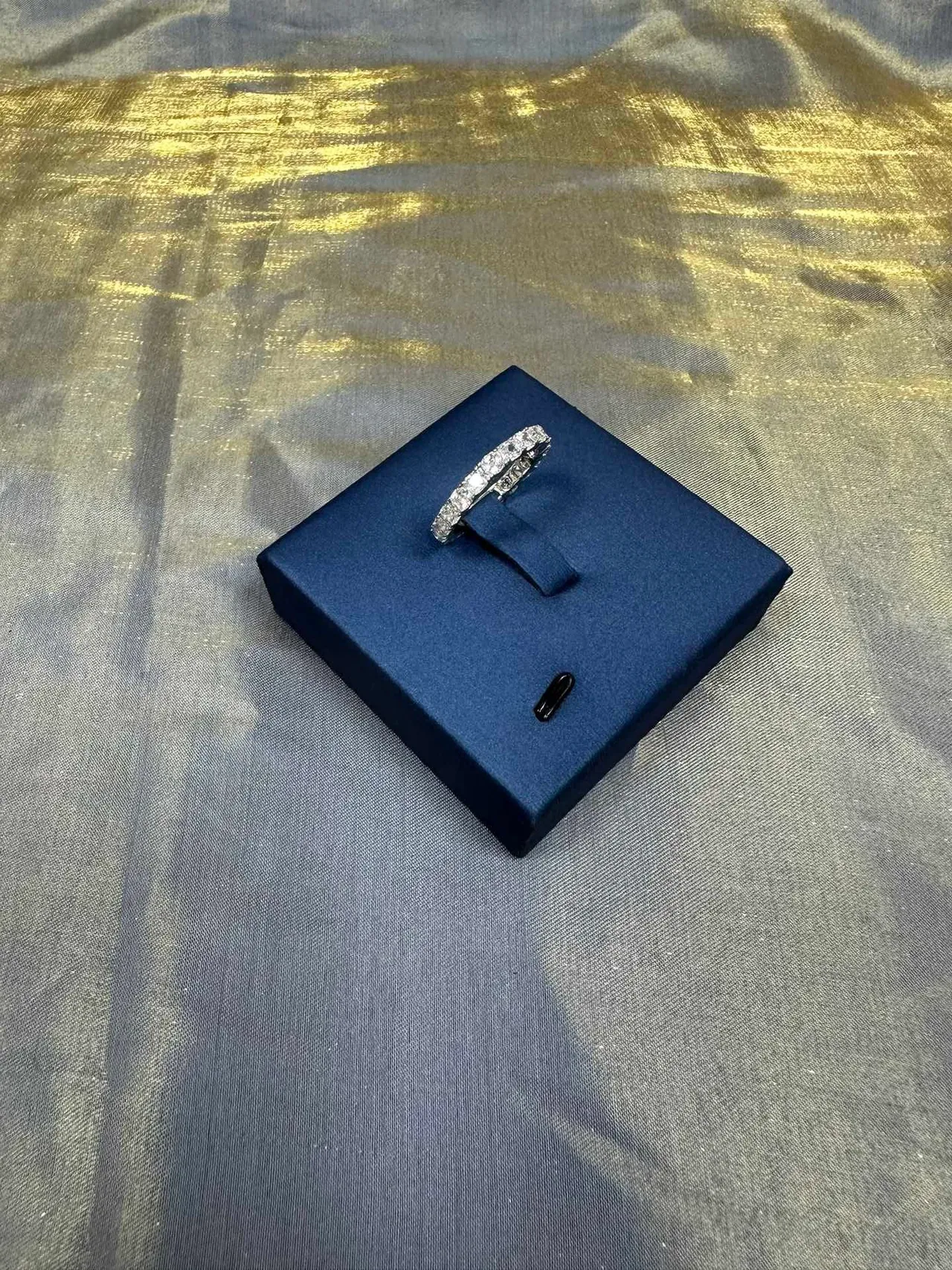 Tiffany & Co. এটারনিটি রিং নেভি সিলভার ব্যান্ড শেয়ার্ড-প্রং সেটিং 9
