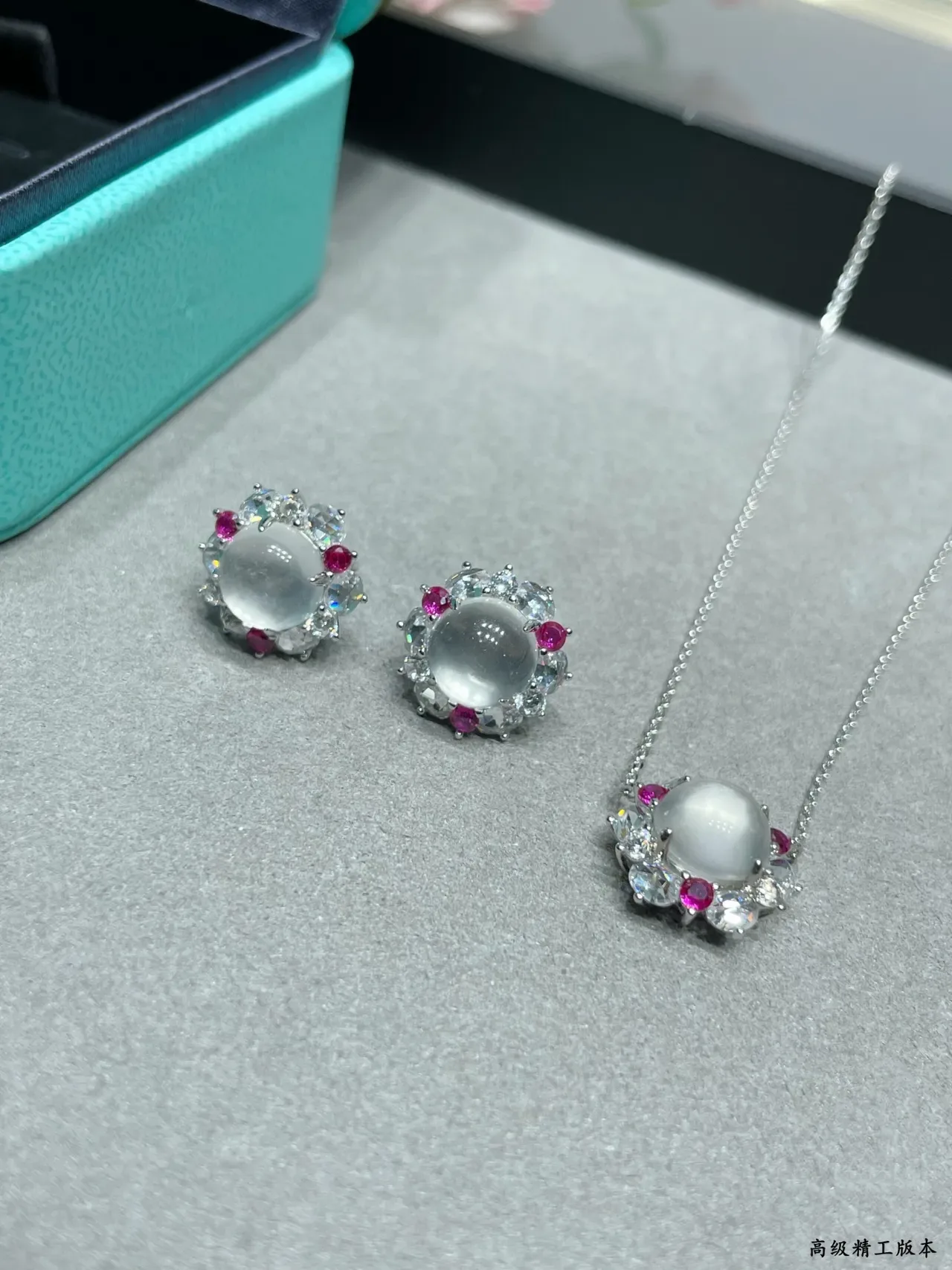 Tiffany & Co. أقراط دراس كابوشون هالو زهري 2