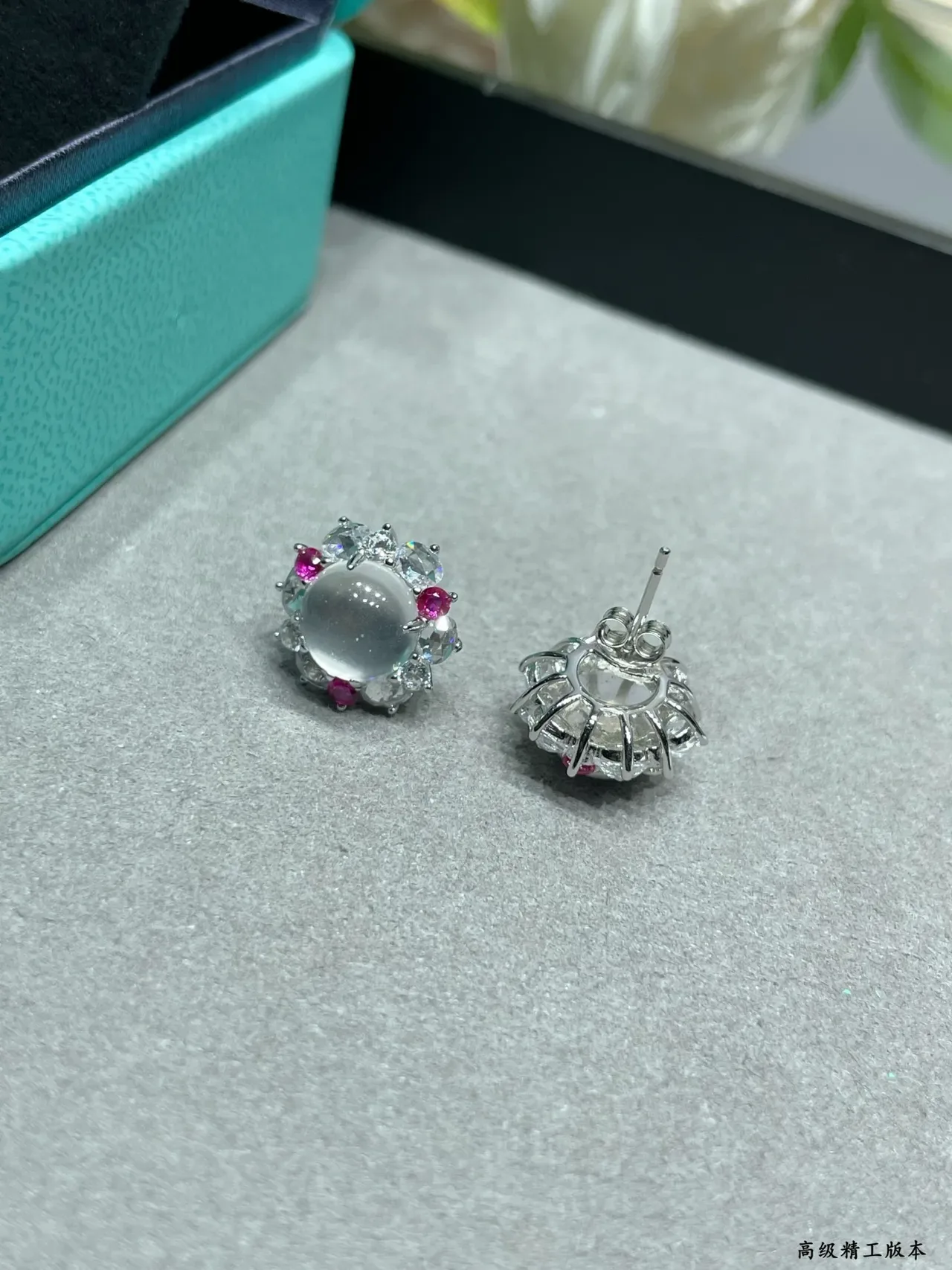 Tiffany & Co. أقراط دراس كابوشون هالو زهري 3