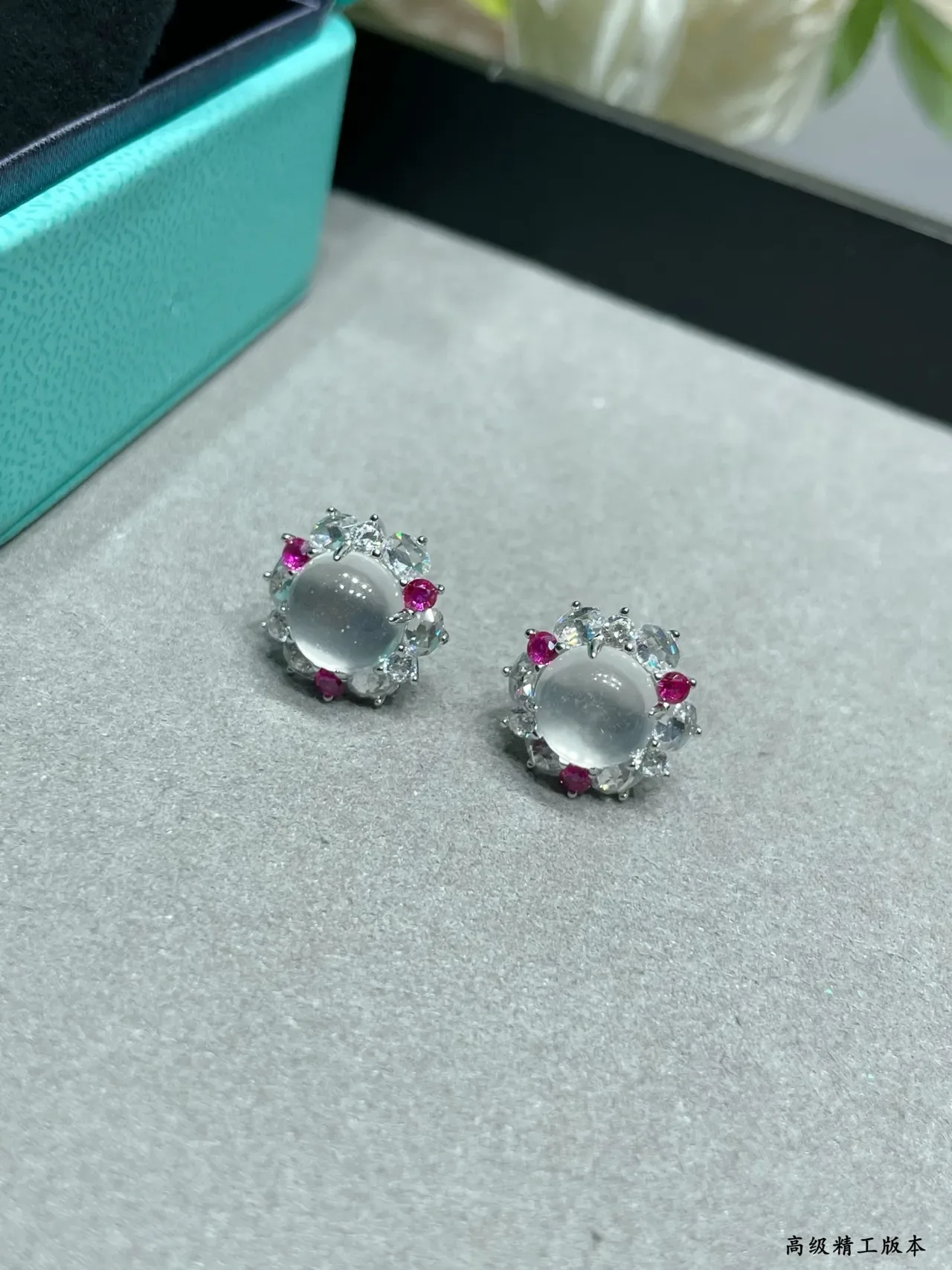 Tiffany & Co. أقراط دراس كابوشون هالو زهري 4