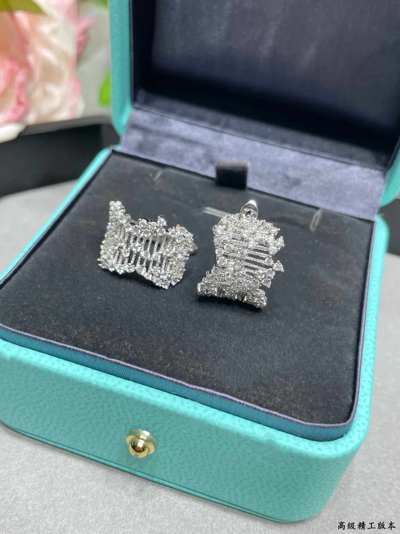 Tiffany & Co. Aretes de diamantes pavé-set con malla geométrica azul plateado 2