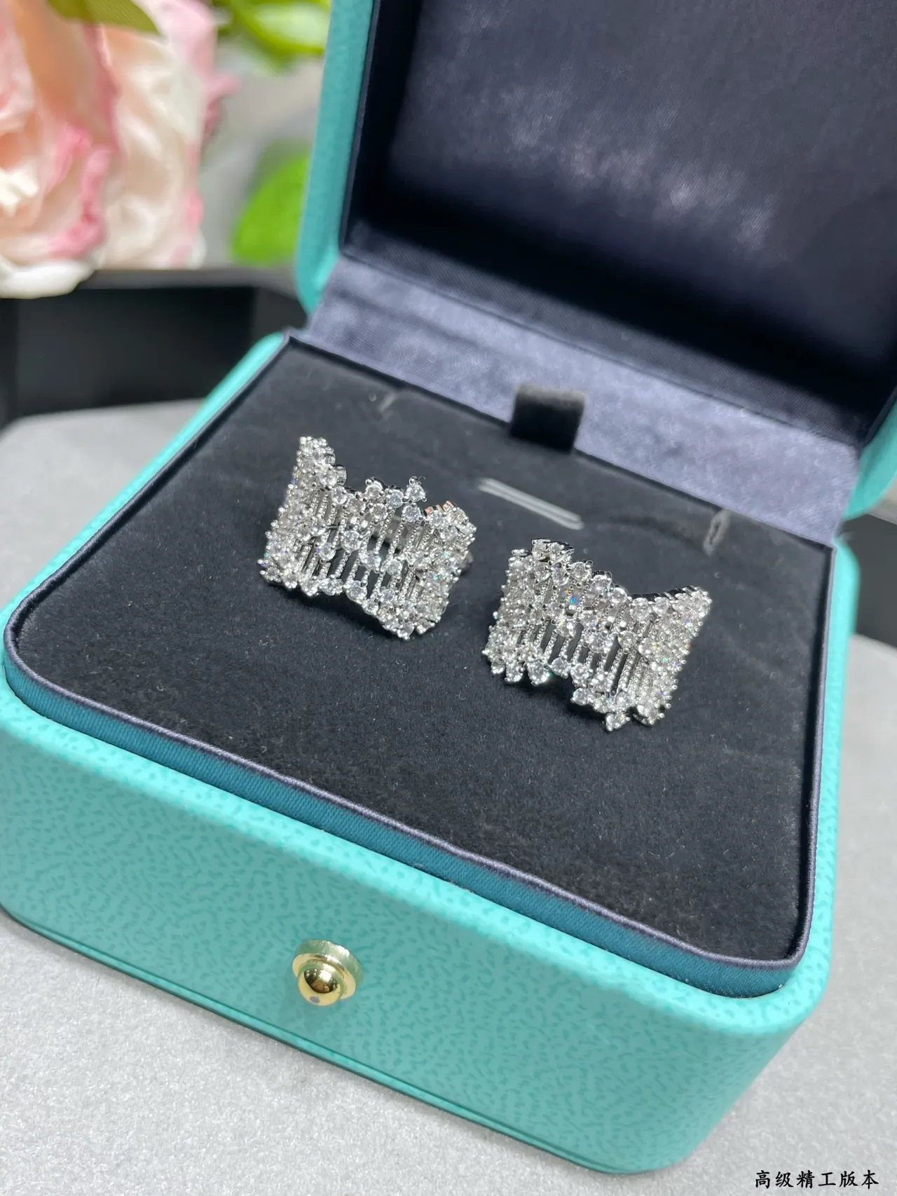 Tiffany & Co. Aretes de diamantes pavé-set con malla geométrica azul plateado 3