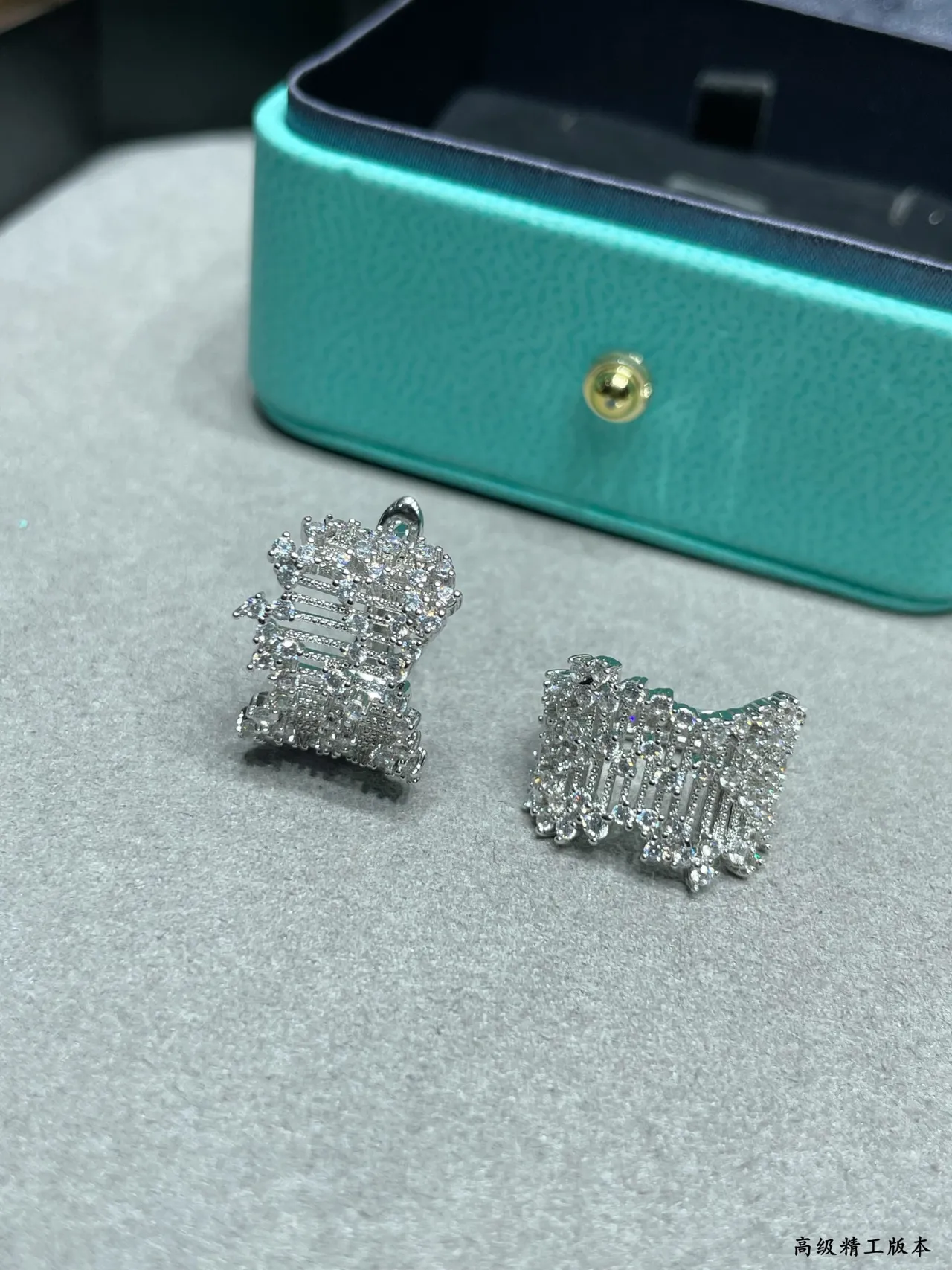 Tiffany & Co. Aretes de diamantes pavé-set con malla geométrica azul plateado 5