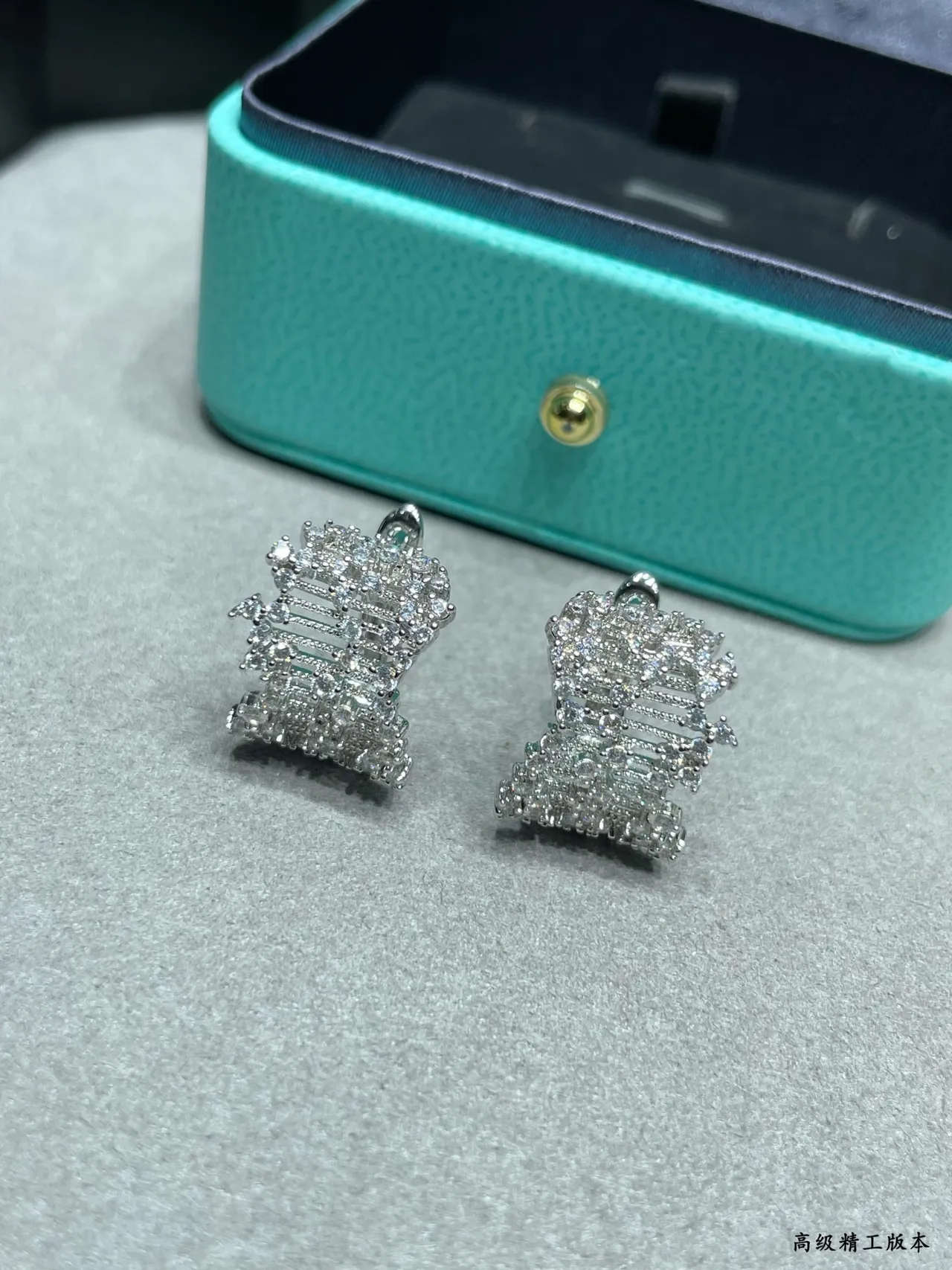 Tiffany & Co. Aretes de diamantes pavé-set con malla geométrica azul plateado 6