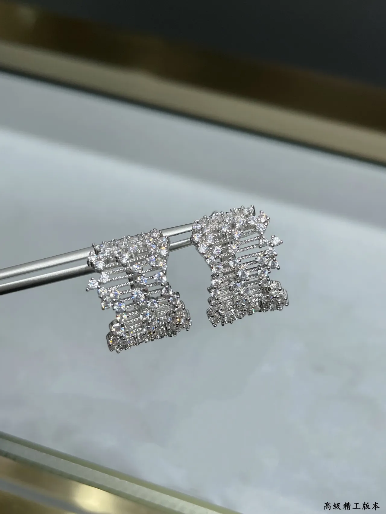 Tiffany & Co. Aretes de diamantes pavé-set con malla geométrica azul plateado 7