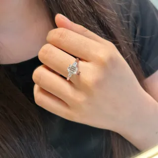 Tiffany & Co. चाँदी एमरल्ड-कट केंद्रक पत्थर टेपर बगेट साइड स्टोन्स अंगूठी