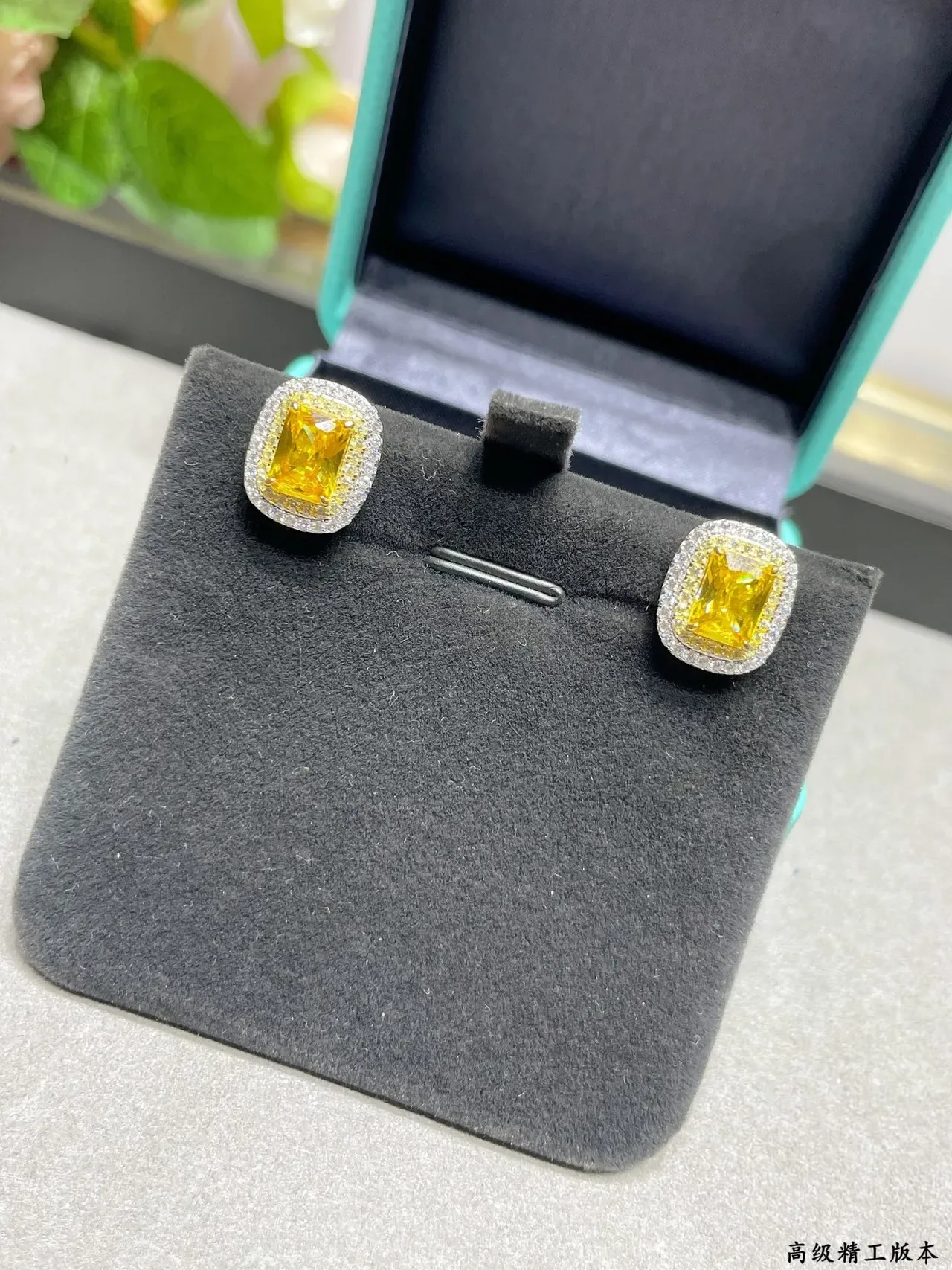 Tiffany & Co. أقراط أذن مقصوصة مربعة بحجر أصفر مزدوج الهالو 2