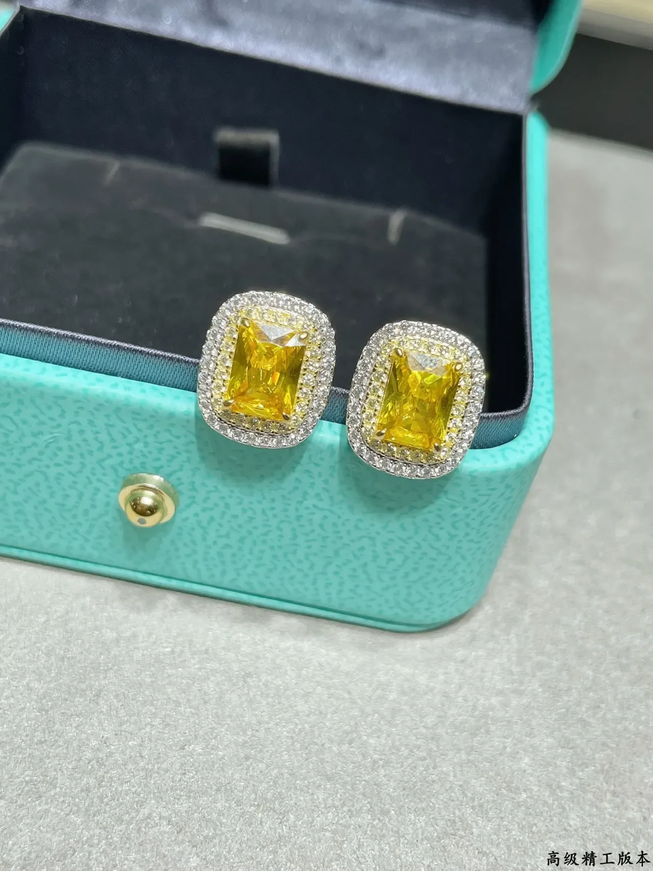 Tiffany & Co. أقراط أذن مقصوصة مربعة بحجر أصفر مزدوج الهالو 6