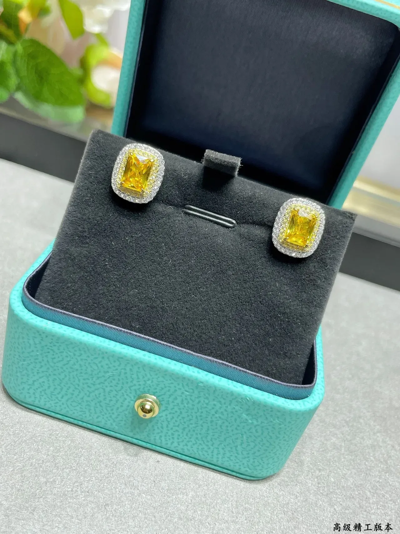 Tiffany & Co. أقراط أذن مقصوصة مربعة بحجر أصفر مزدوج الهالو 8