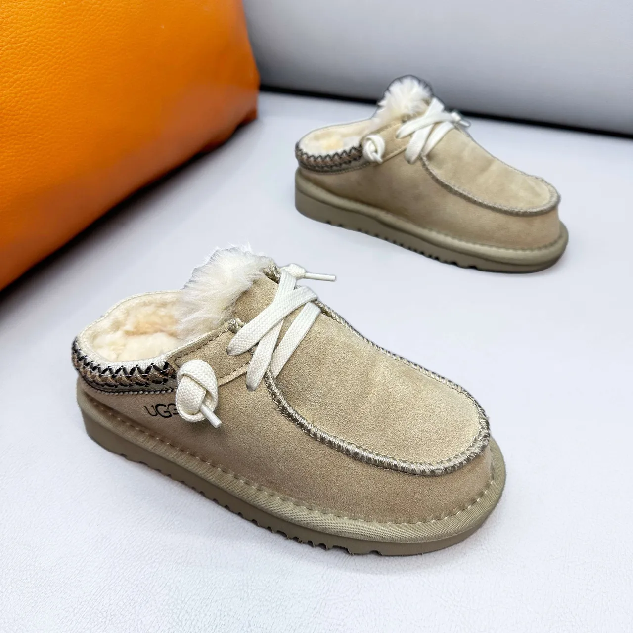 UGG Marron Beige Chaussures Casuales Style Moccasin Doublées de Shearling 9