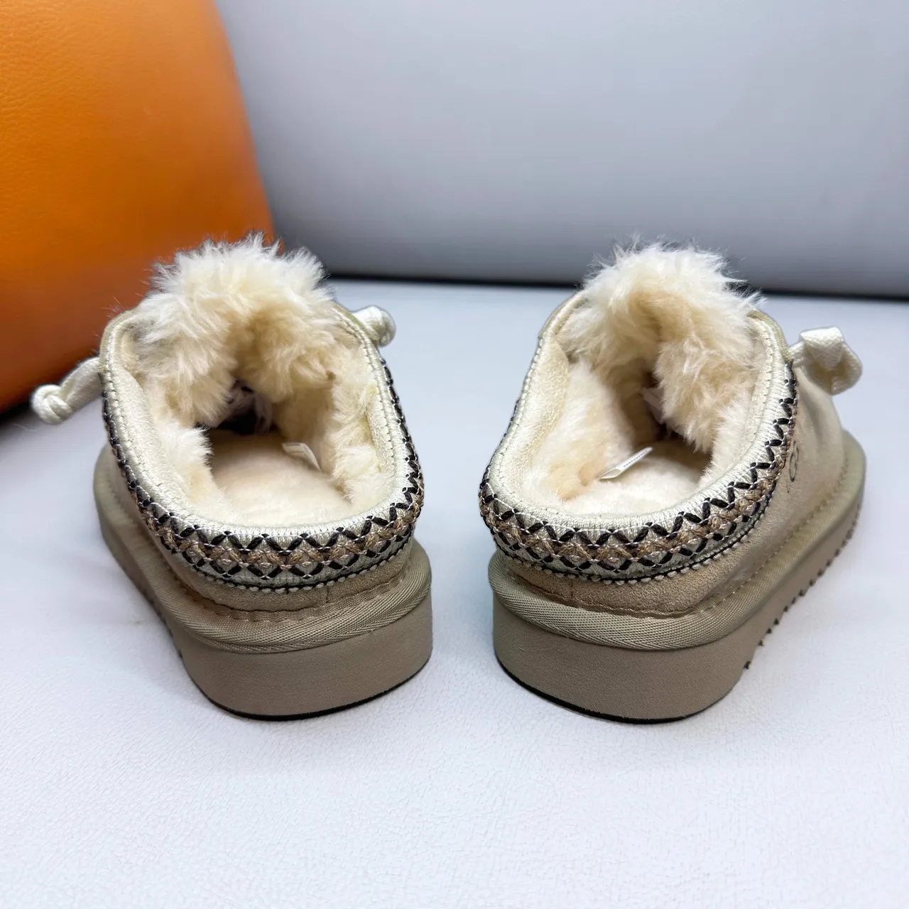 UGG Marron Beige Chaussures Casuales Style Moccasin Doublées de Shearling 10