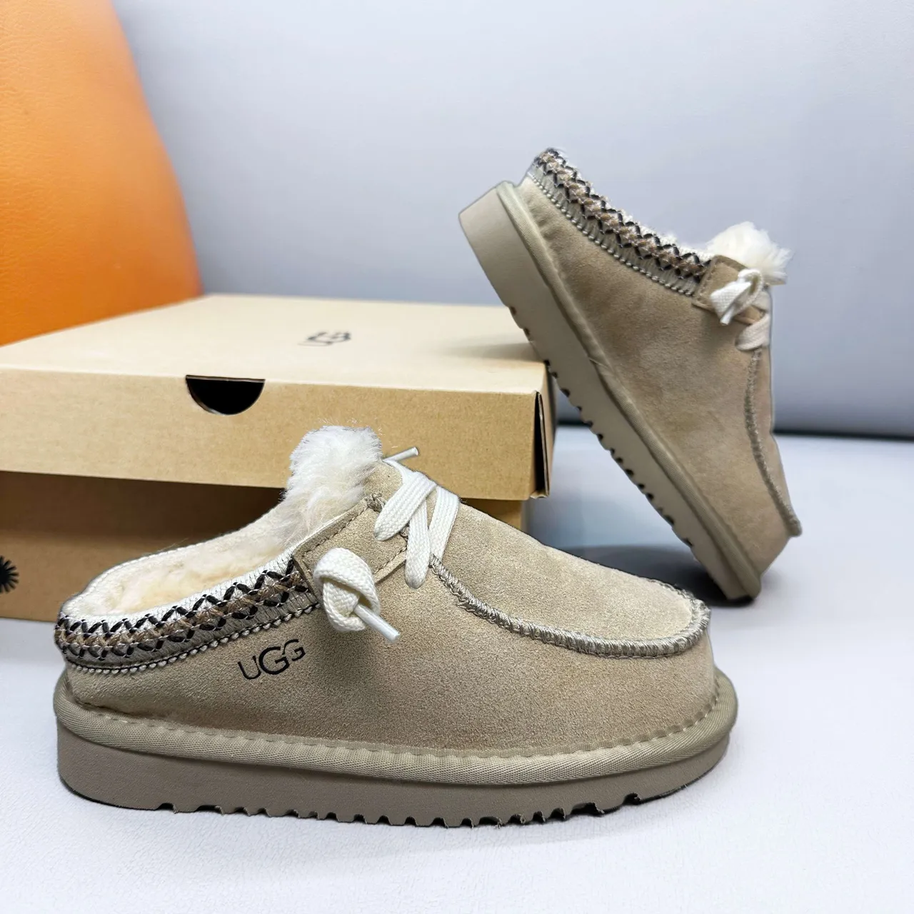UGG Marron Beige Chaussures Casuales Style Moccasin Doublées de Shearling 13