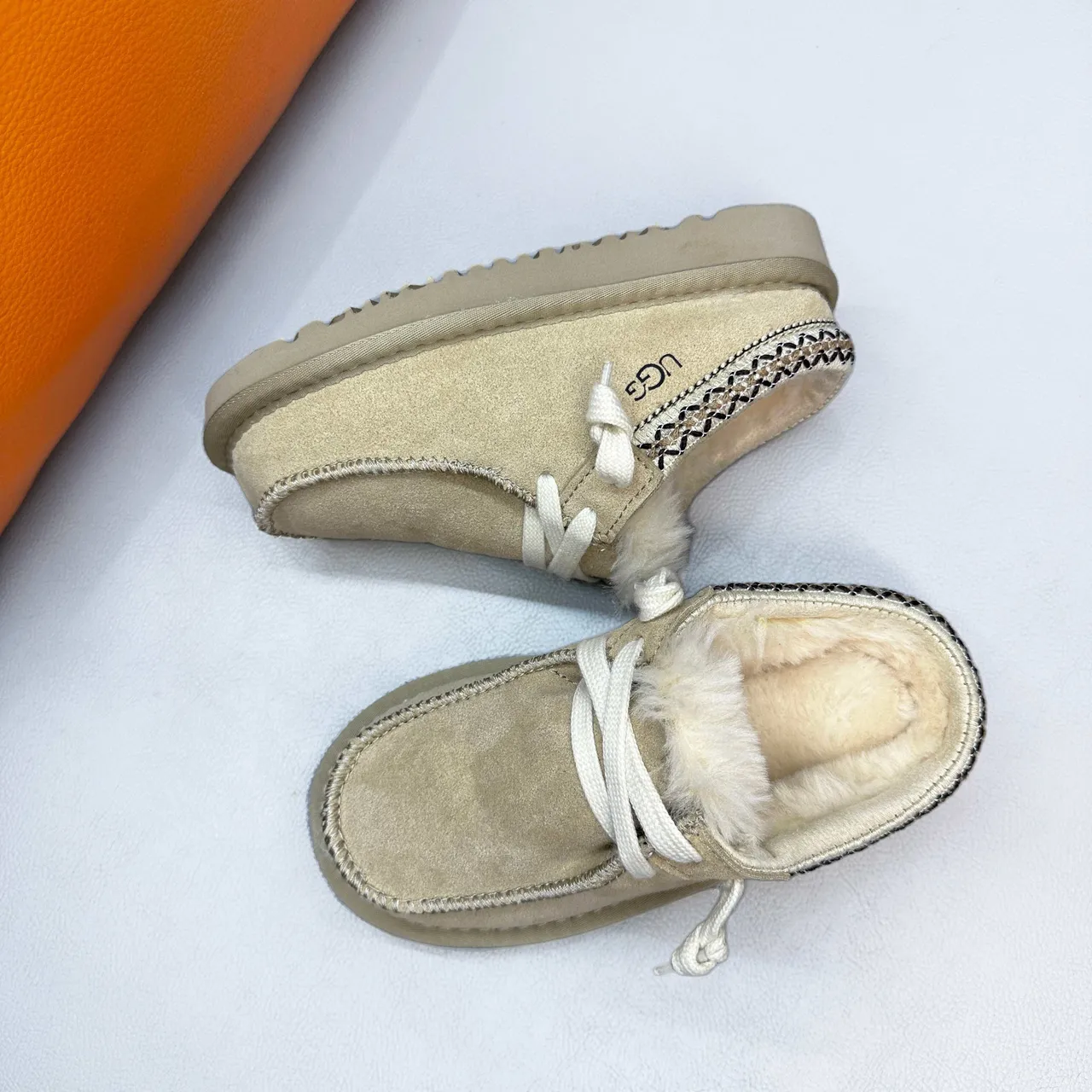 UGG Marron Beige Chaussures Casuales Style Moccasin Doublées de Shearling 16