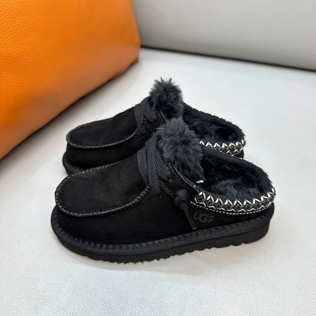 UGG Marron Beige Chaussures Casuales Style Moccasin Doublées de Shearling 17