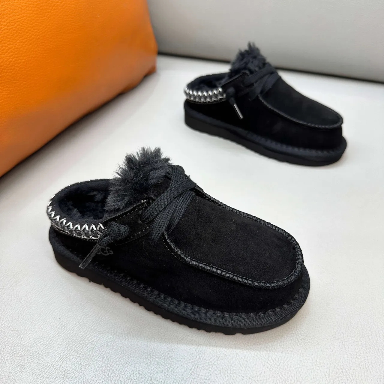 UGG Marron Beige Chaussures Casuales Style Moccasin Doublées de Shearling 18