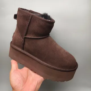UGG 棕黑麂皮鞋面羊毛里翻边雪靴