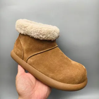 UGG क्लासिक मिनी टैन सूड शियरलिंग कफ स्नो बूट