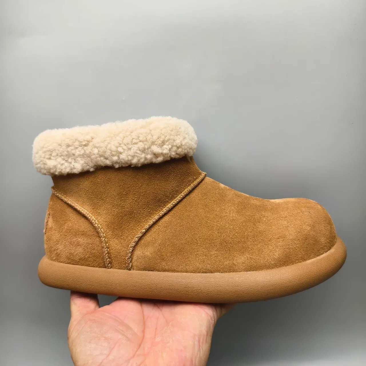 حذاء ثلجي UGG Classic Mini بـ Tan من السويدي مع طوق Shearling 2