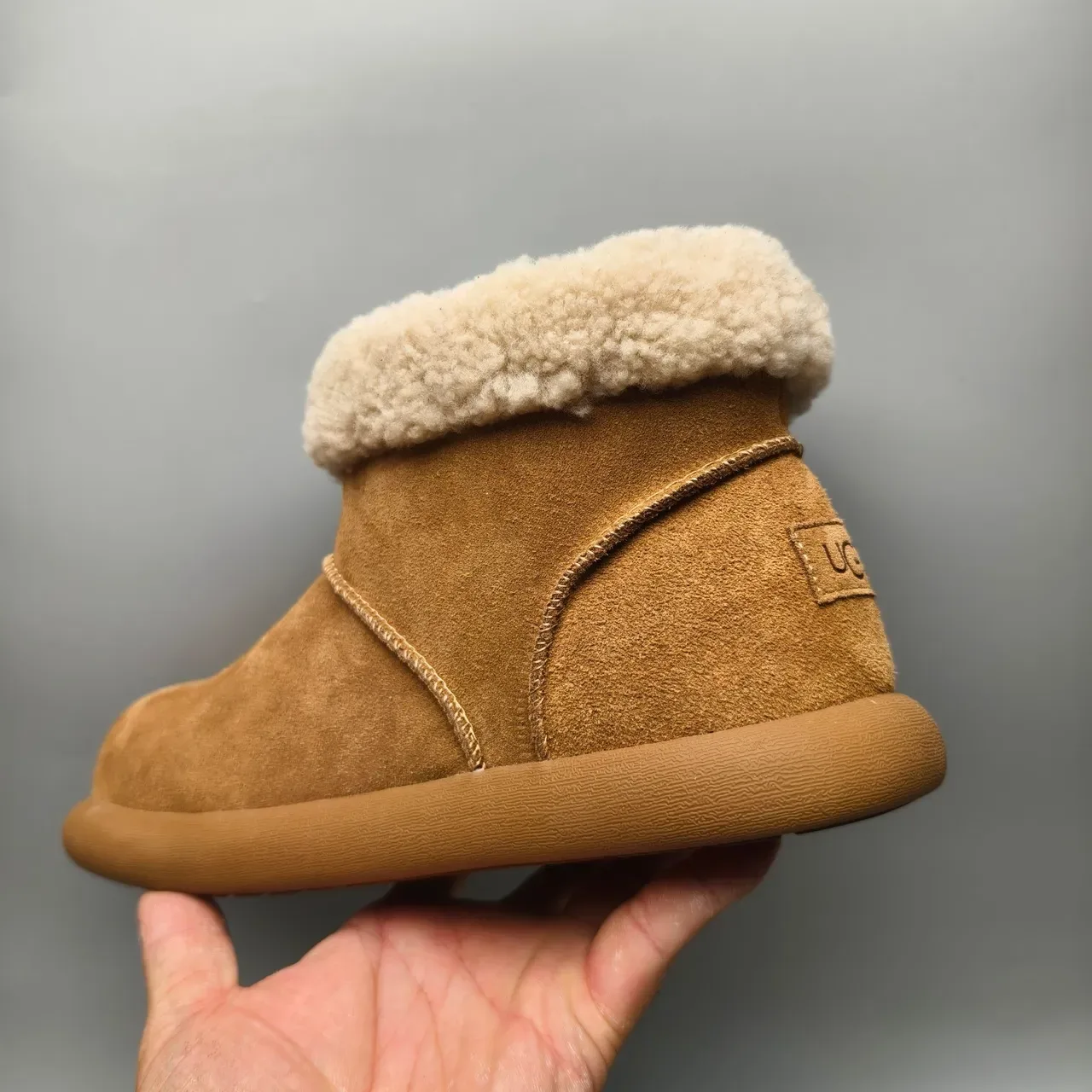 حذاء ثلجي UGG Classic Mini بـ Tan من السويدي مع طوق Shearling 4