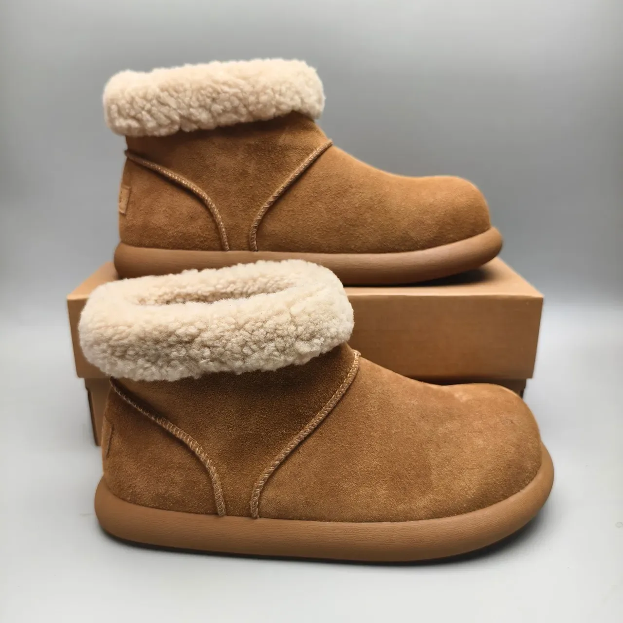 حذاء ثلجي UGG Classic Mini بـ Tan من السويدي مع طوق Shearling 5