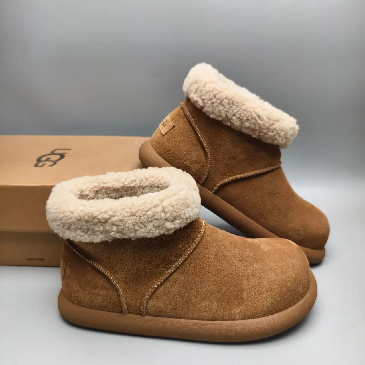 حذاء ثلجي UGG Classic Mini بـ Tan من السويدي مع طوق Shearling 6